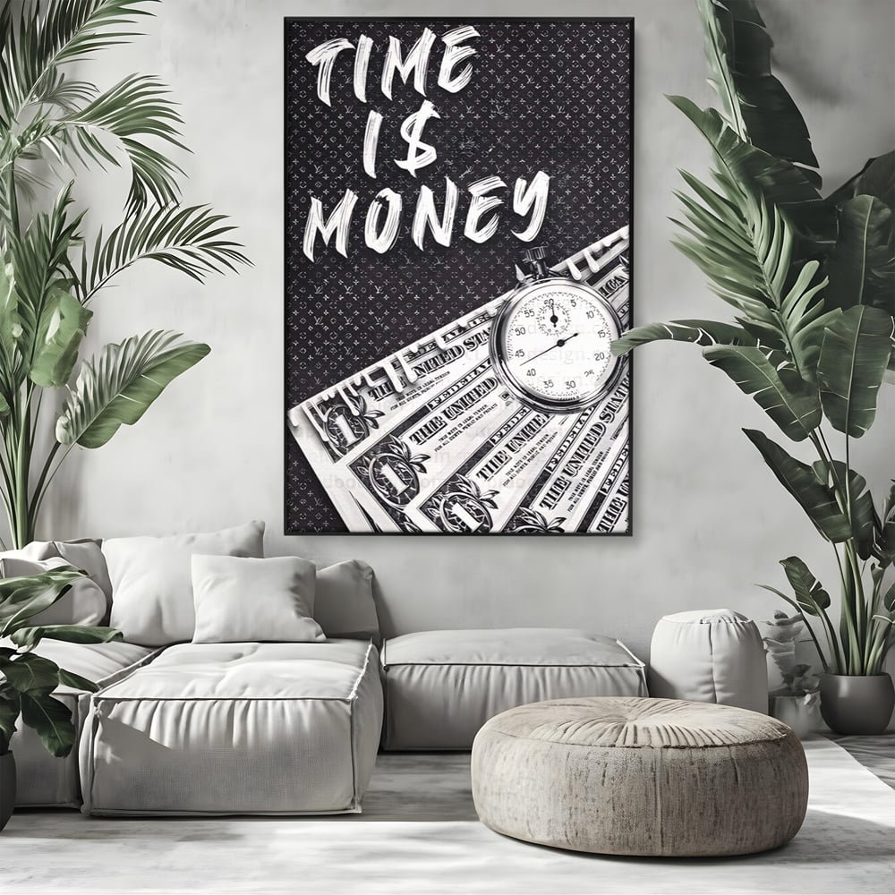 Tablou canvas cu tablou motivational cu bani si ceas, in rama de aluminiu negru, pe perete intr-un living
